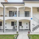 1 Bedroom Awesome In Novas Vas Apartament